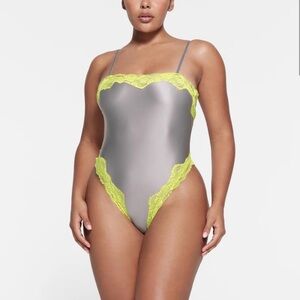 SKIMS LACE SWIM CAMI ONE PIECE | CHROME
SIZE SMALL